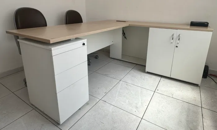 Kit 2 peças com Mesa escritório em L 180x170 com armário e gaveteiro Branco e bege.