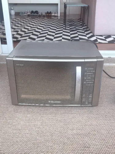Micro-ondas Electrolux MEC41 31L 127V com defeito - para conserto/peças