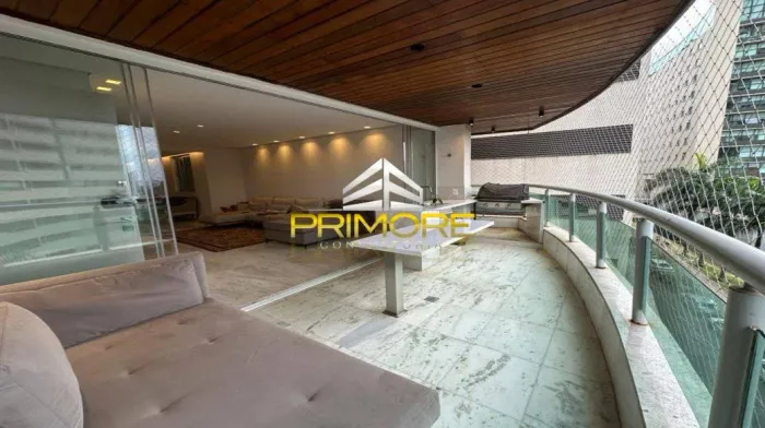 Vendo apartamento 3 quartos, 162 m2, prédio com salão de festas.