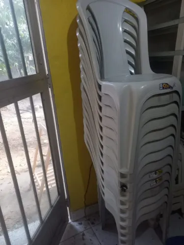 conjunto mesas e cadeiras de plástico