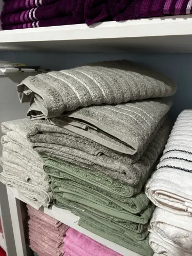 Cama ,mesa e banho