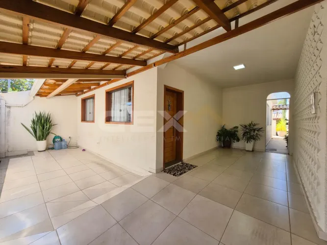 Casa à Venda com 03 Quartos no Bairro Ipiranga em Divinópolis MG.