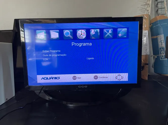 Tv e Monitor CCE LN24G 24 Polegadas com Detalhe