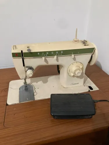 Maquina de costura singer antiga