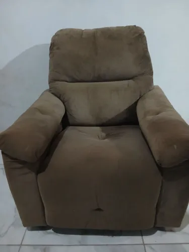 Vendo Sofá de três lugares. 