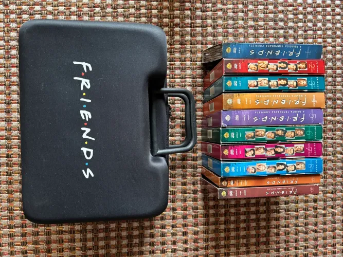 COLEÇÃO DVD FRIENDS COM MALETA