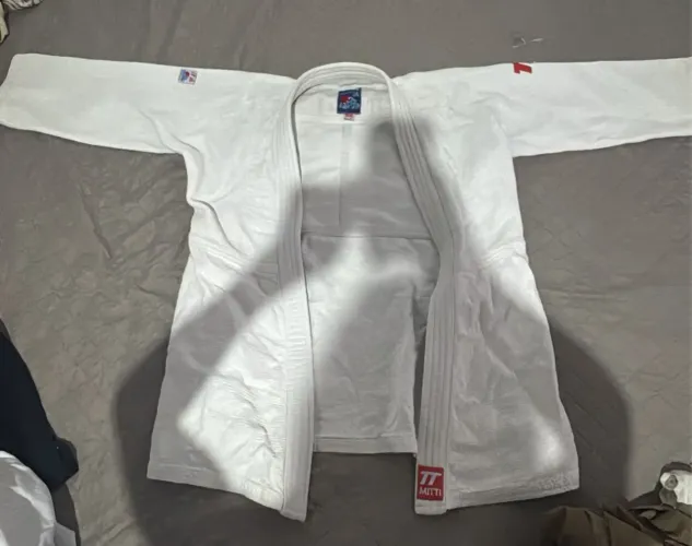 Kimono Judô : Miti Branco Tamanho 16 ? Seminovo Vendo Miti na cor branca, tamanho 16.