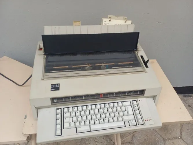 Máquina de Escrever IBM 6746 Vintage - Relíquia / Colecionador