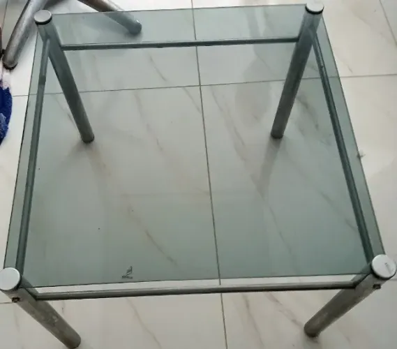 Mesa de Centro com Tampo de Vidro Incolor
