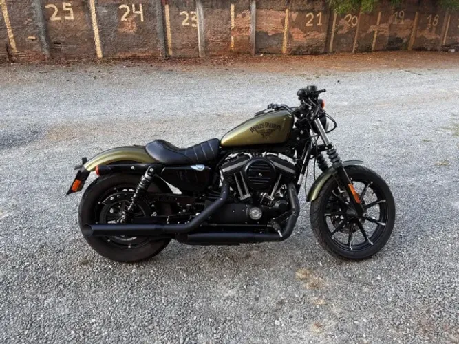 MOTOCICLETA HARLEY DAVIDSON SPORTSTER IRON 883 VERDE OLIVA GOLD