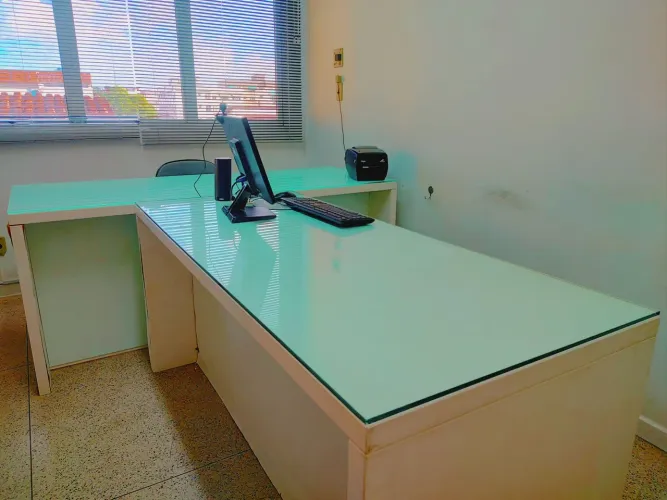 Conjunto com duas mesas de escritório - MDF com tampo de vidro