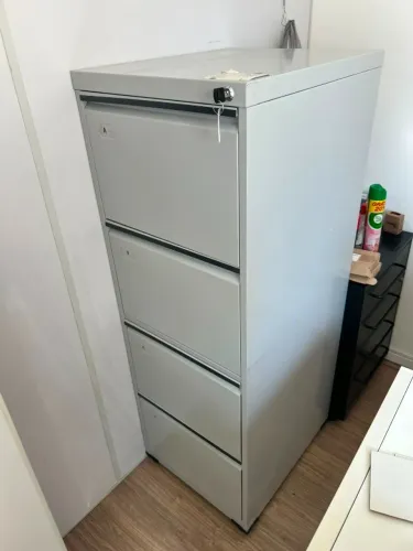 Arquivo de escritório com 4 gavetas e chave