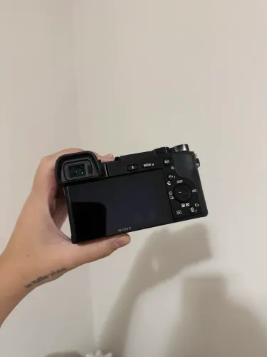 CÂMERA SONY A6100 LENTE 16-50 USADA USO PESSOAL 