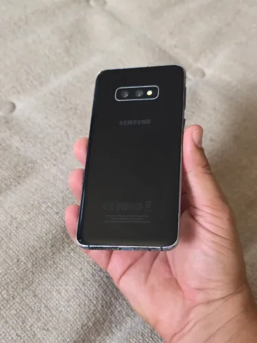 Galaxy S10e (pequeno detalhe na tela)