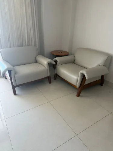 Kit com 2 Poltronas em Madeira Maciça Estofadas e 1 Mesa Lateral Redonda (Mesa de Apoio)