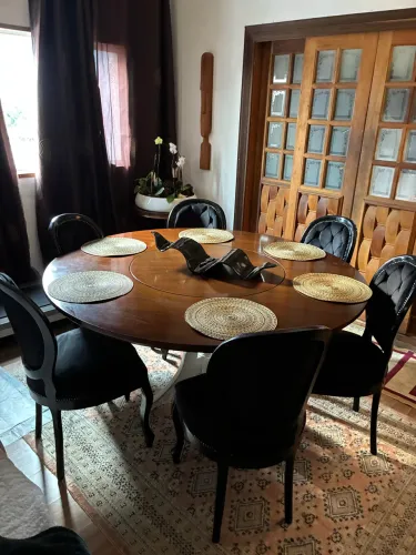 Mesa jantar com giratória no centro.