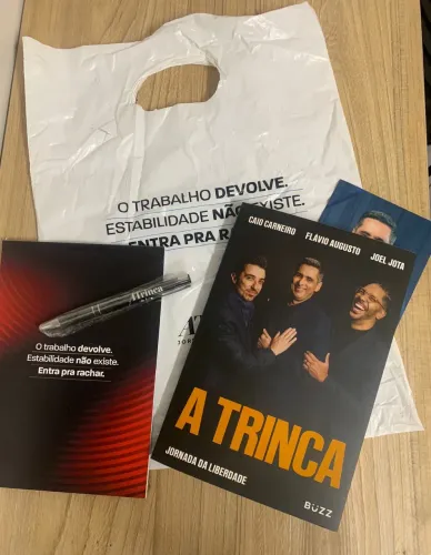Livro A Trinca autografado + caneta + bloco de anotações