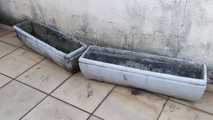 Dois vasos de cimento- Jardineira com 1 metro de comprimento cada um.