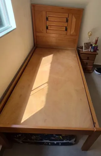Cama de solteiro de madeira maciça