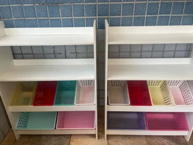 Estantes organizadoras de livros e brinquedos estilo MONTESSORI. 