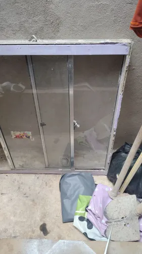 Vendo Janela de Vidro seminova 1 x 1m