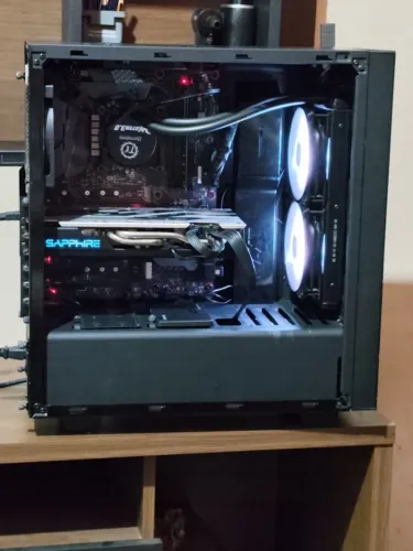 Computador gamer e monitor