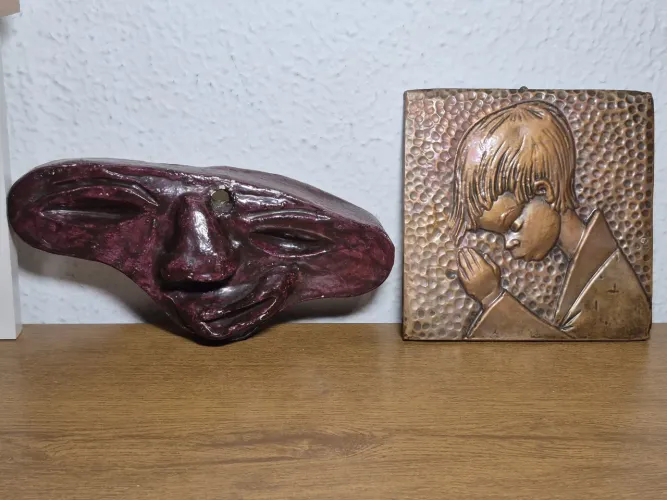 Máscara de artesanato em cerâmica assinada e quadro feito em cobre batido