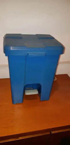 Lixeira 40 litros com pedal em bom estado