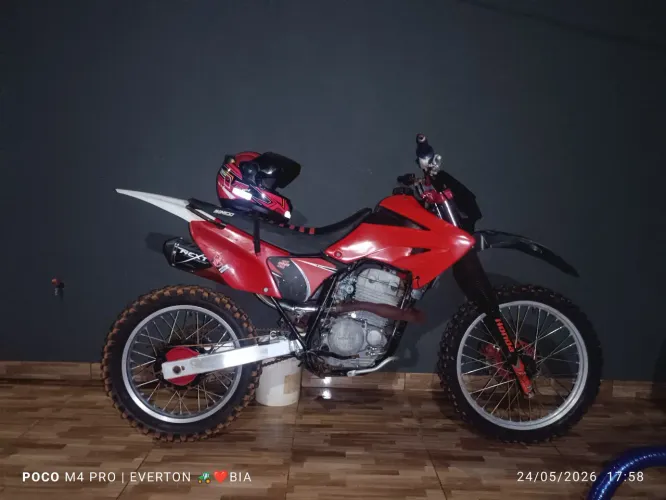 Vendo tornado de trilha