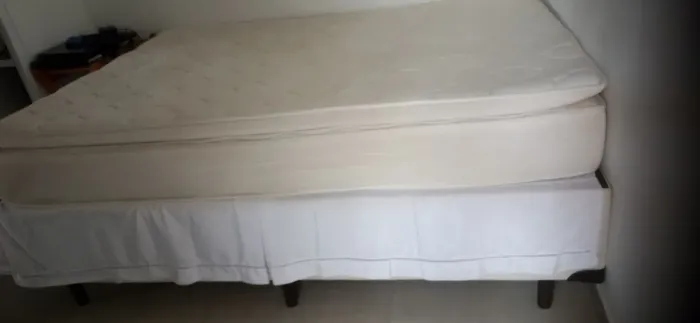 Cama porto molas ensacadas de bom uso pé de madeira com base