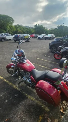 Honda shadow 750 2006 com alforges em fibra na cor da moto
