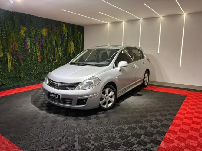 Nissan Tiida SL 1.8/1.8 Flex 16V Mec. 2012