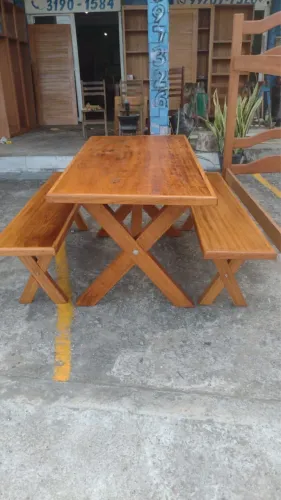 Mesa em madeira de Argelim pedra