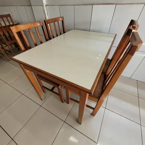 Conjunto 1 (uma) mesa e 4 (quatro) cadeira em madeira - usados