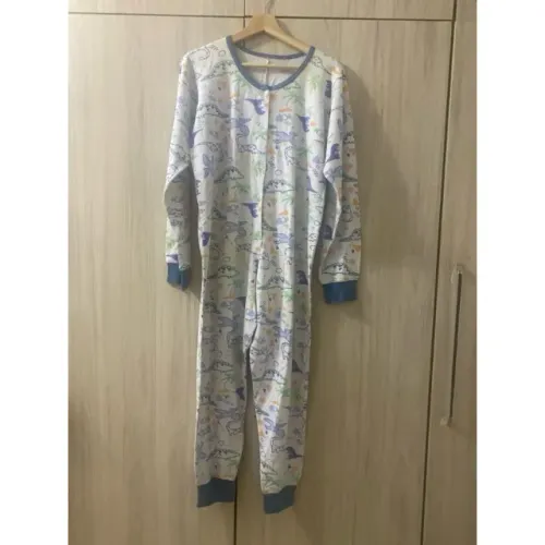 Pijama macacão infantil masculino grosso com estampa de dinossauros.