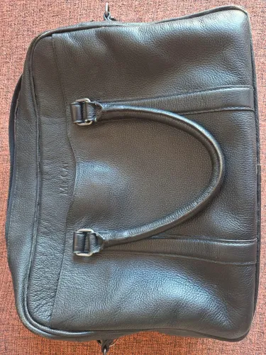 Bolsa couro (couro mesmo) MT Cat na cor Cinza com 2 repartições