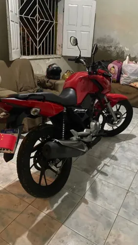 A moto tá toda conservada toda original 