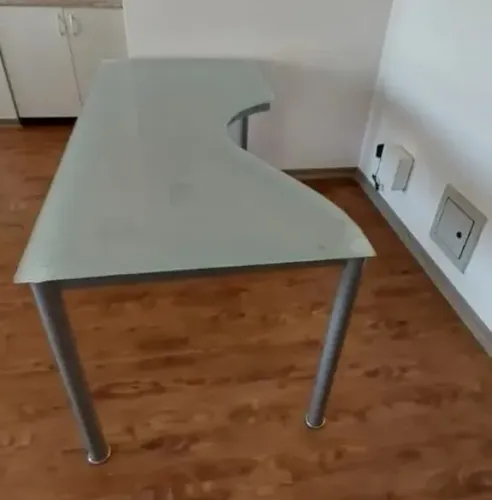 Mesa Tok & Stock com tampo de vidro e pés de Metal excelente estado