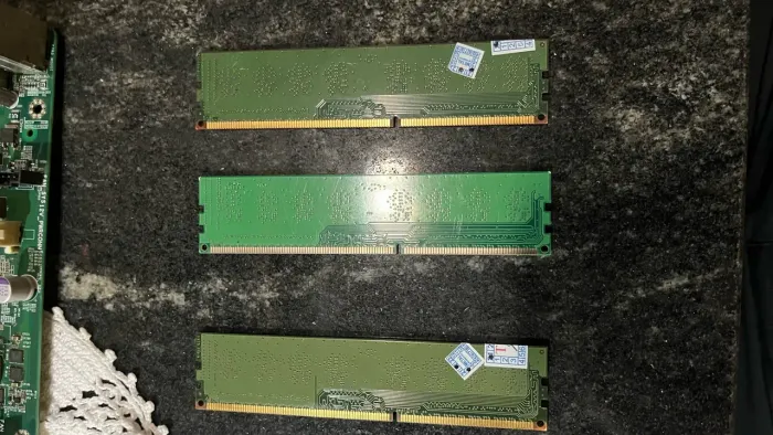 3 pentes de memória ram de 2 de 2gb ram e 1 de 8