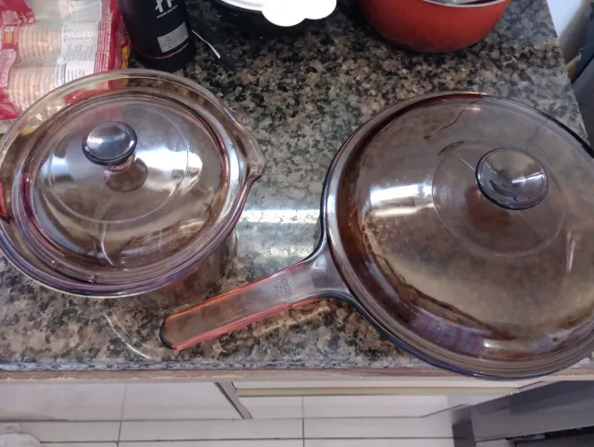 Duas panelas de vidro