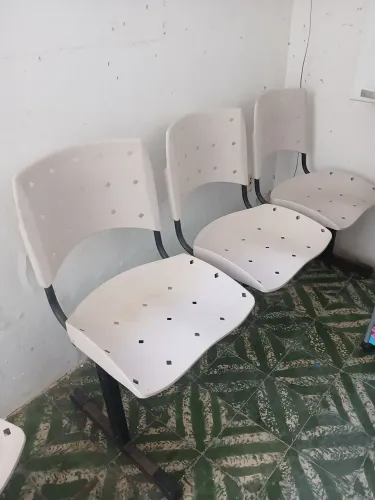 Cadeiras de dois  e três lugares.