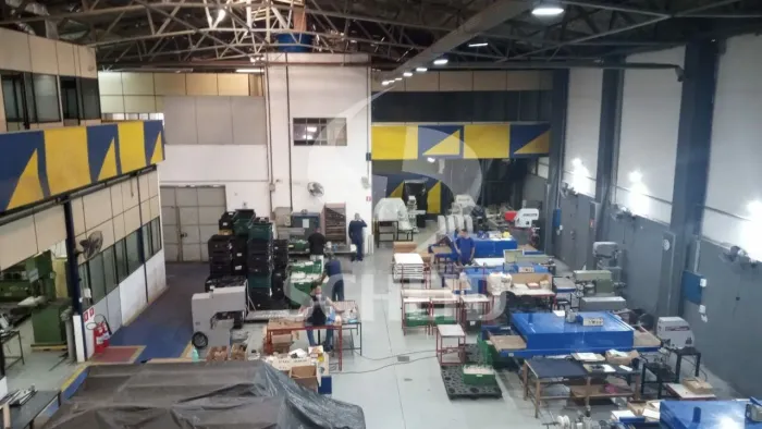 Galpão com 800m2, vestiários, escritórios, em ótima localização em Interlagos