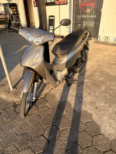 Biz 125 es com partida elétrica