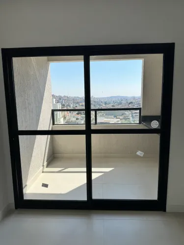 Porta de vidro com esquadrias de alumínio 