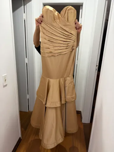 Vestido Agilitá longo dourado usado apenas uma vez