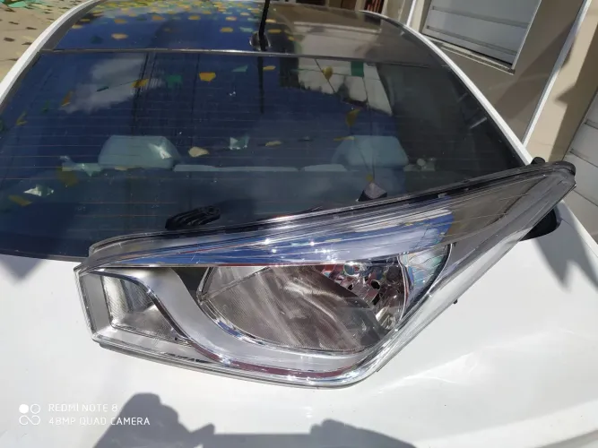 Farol HB20 muito novo, com todas as garras intactas.