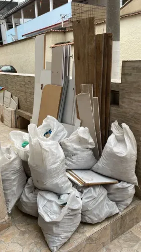Coletamos entulho e móveis velhos