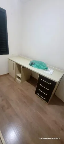 Escrivaninha com armário em baixo