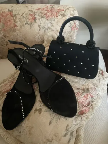 Sandália e bolsa para festas