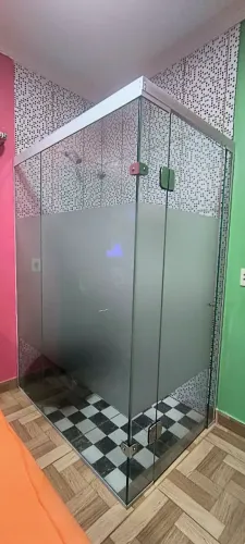 Box de vidro só colocado no canto , nunca foi usado - 450 